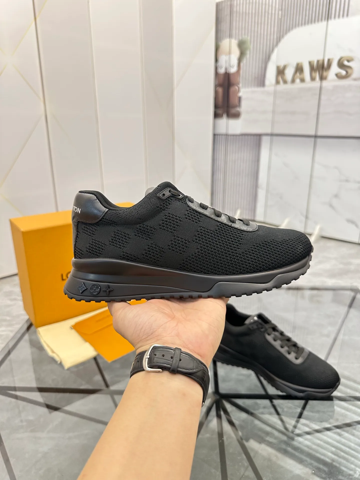 Men's shoes for sale💰: 💰P560¥ High-end quality Product trademark: LV* "Louis Vuitton*" low-top sneakers Regular size: 38-44 (can be customized to 45.46.) Product materials: imported breathable fly knit upper, breathable lining, original raw rubber translucent combination outsole. Number: 2068